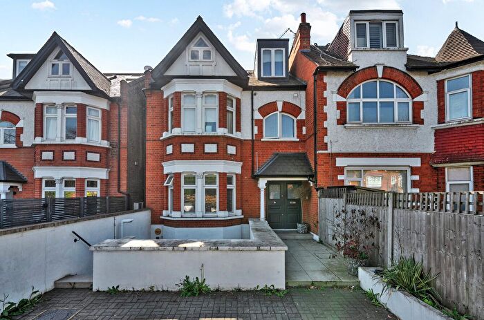 3 Bedroom Flat To Rent In Upper Richmond Road, London, SW15