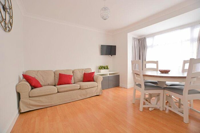 2 Bedroom Maisonette To Rent In Headstone Gardens, Harrow, HA2
