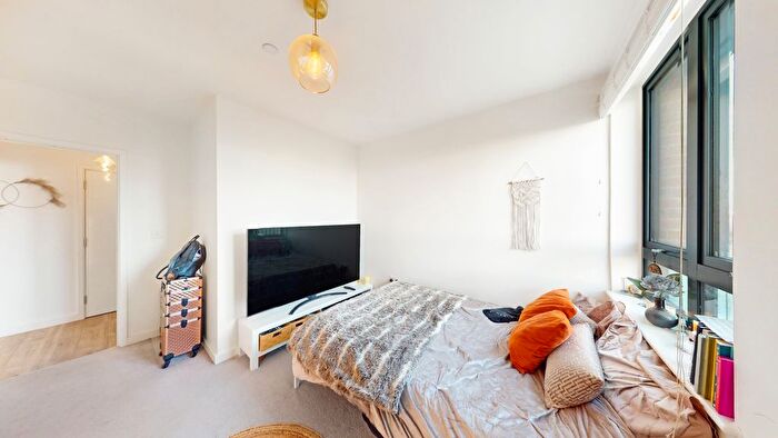 1 Bedroom Flat To Rent In Lakeside Drive, London, NW10