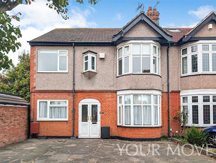 2 Bedroom Flat For Sale In Gilbert Road, Romford, RM1