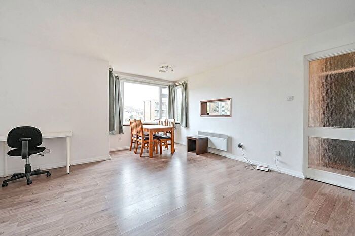 2 Bedroom Flat To Rent In St Andrews Court, Grove Park, London, W4