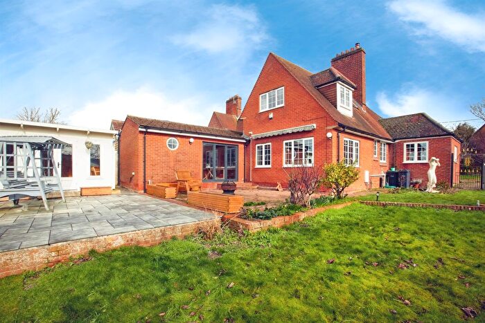 4 Bedroom Link Detached House For Sale In Holders Road, Amesbury, Salisbury, SP4