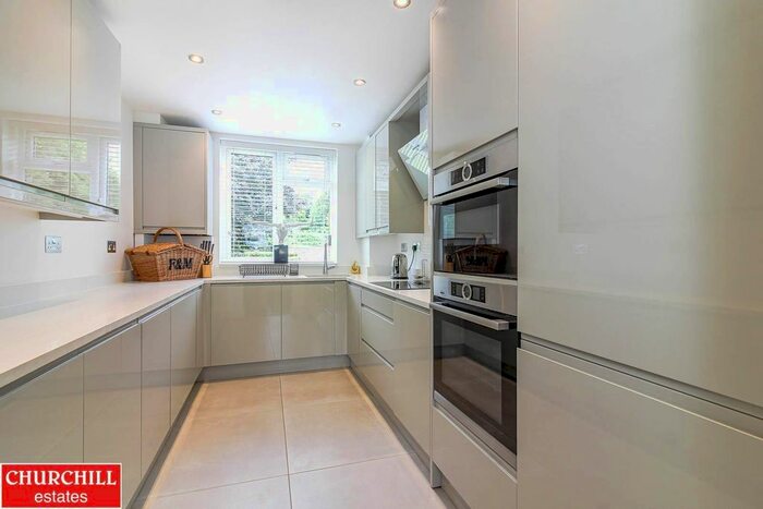 3 Bedroom Flat For Sale In Dalefield, Roebuck Lane, IG9
