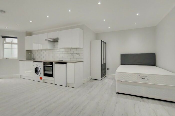 Apartment To Rent In Beechcroft Avenue, London, NW11