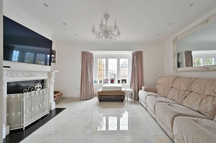 4 Bedroom Semi-detached House For Sale In Crabtree Close, Bushey, WD23