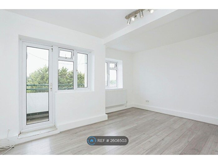 3 Bedroom Flat To Rent In Lydden Court, London, SE9