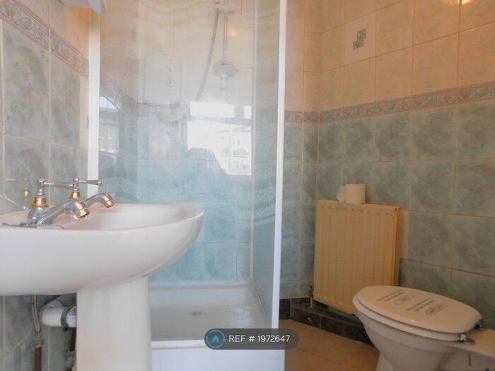 1 Bedroom Flat To Rent In Fairview Crescent, Rayners Lane, HA2