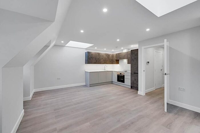 2 Bedroom Flat To Rent In High Road, London, N12