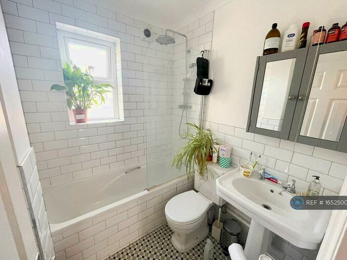 3 Bedroom Semi-Detached House To Rent In Wickham Mews, London, SE4