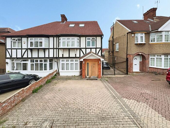 4 Bedroom Semi-Detached House For Sale In Glenwood Grove, London, NW9