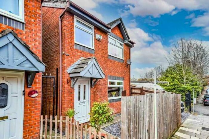 3 Bedroom Detached House To Rent In Halton Street, Hyde, SK14