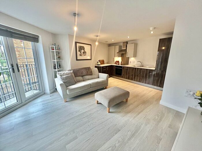 2 Bedroom Flat For Sale In Crescent Road, Brentwood, CM14