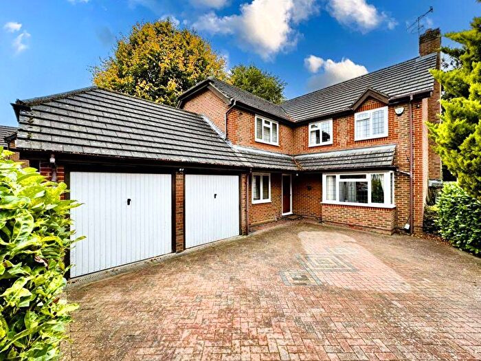 5 Bedroom Detached House For Sale In Greenside Park, Luton, LU2