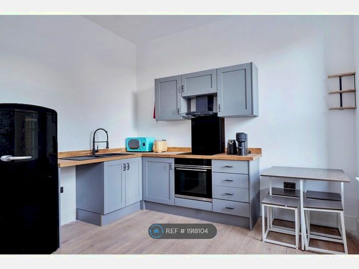 1 Bedroom Flat To Rent In Tudor House, Brighouse, HD6