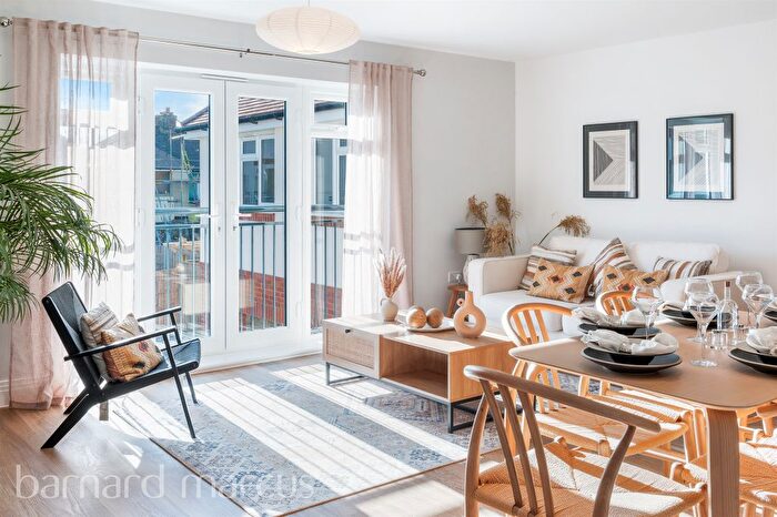 2 Bedroom Flat For Sale In Ruxley Lane, Epsom, KT19