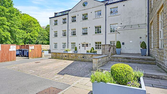 1 Bedroom Flat For Sale In The Park, Huddersfield, HD8