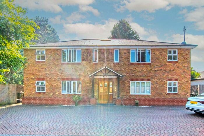 2 Bedroom Flat To Rent In Vicarage Road, Sunbury-On-Thames, TW16