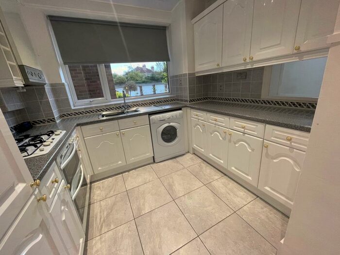 2 Bedroom Apartment To Rent In Cromptons Court, L18