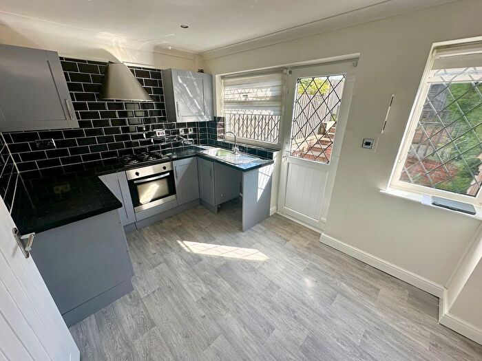 2 Bedroom Property To Rent In Oakway, Bradford, BD11