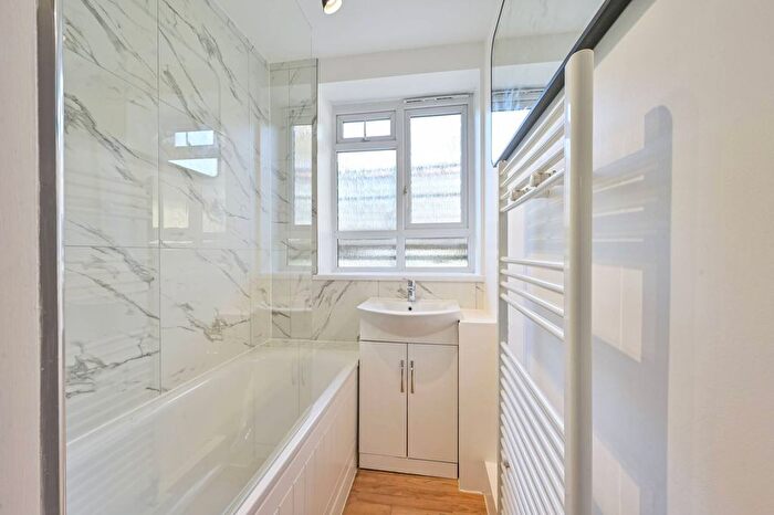 1 Bedroom Flat For Sale In Esher Gardens, Wimbledon Common, London, SW19