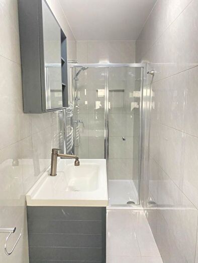 Studio To Rent In Saxon Drive, Acton, W3