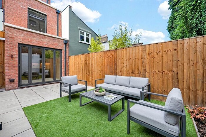 3 Bedroom Terraced House For Sale In Morris Road, London, E14