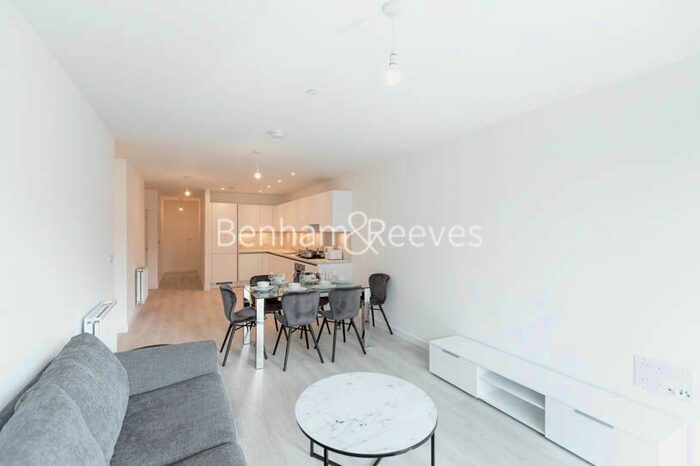 3 Bedroom Flat To Rent In East Acton Lane, Acton, W3
