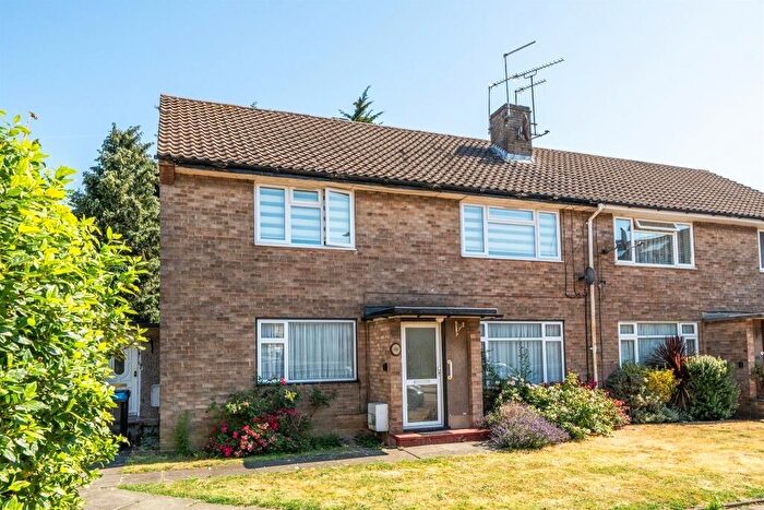 2 Bedroom Maisonette To Rent In Norfolk Close, Barnet, North London, EN4