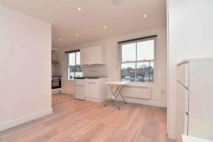 Studio To Rent In Kilburn Lane, London, W9