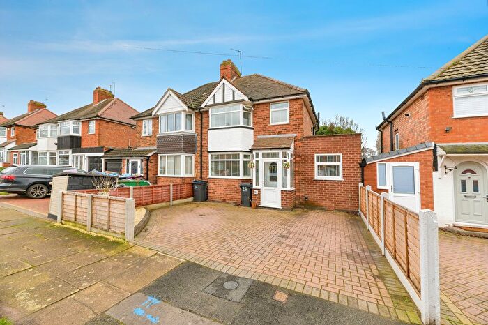 3 Bedroom Semi Detached House For Sale In Silverdale Road, Birmingham, B24