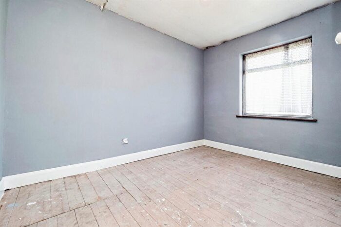 3 Bedroom Semi-Detached House For Sale In Wennington Road, Rainham, RM13