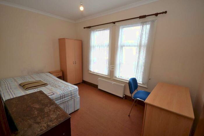 6 Bedroom Terraced House To Rent In Grange Avenue, Earley, RG6