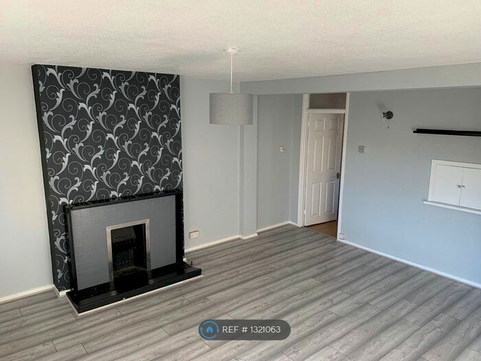 2 Bedroom Flat To Rent In Dolphin Close, Surbiton KT6