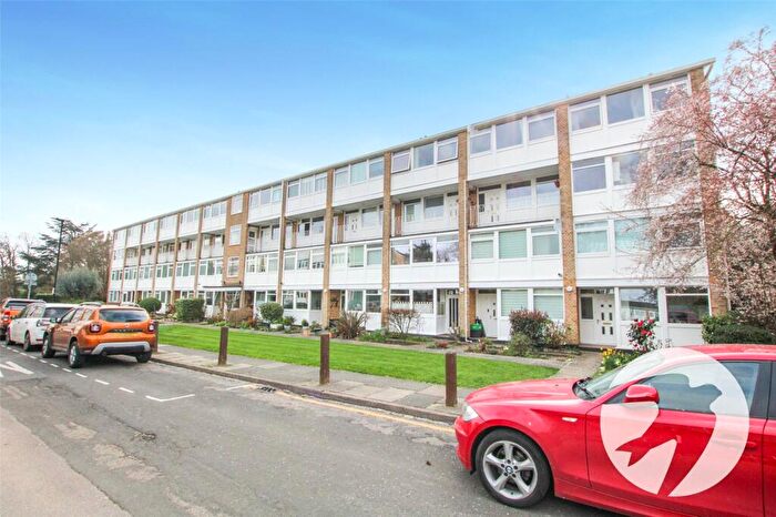 3 Bedroom Maisonette For Sale In Tarnwood Park, Eltham, London, SE9