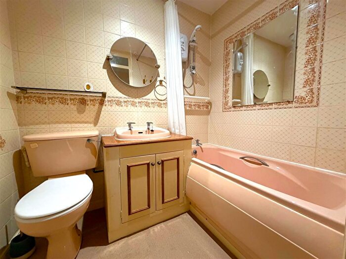 2 Bedroom Flat For Sale In Crockford Park Road, Addlestone, KT15