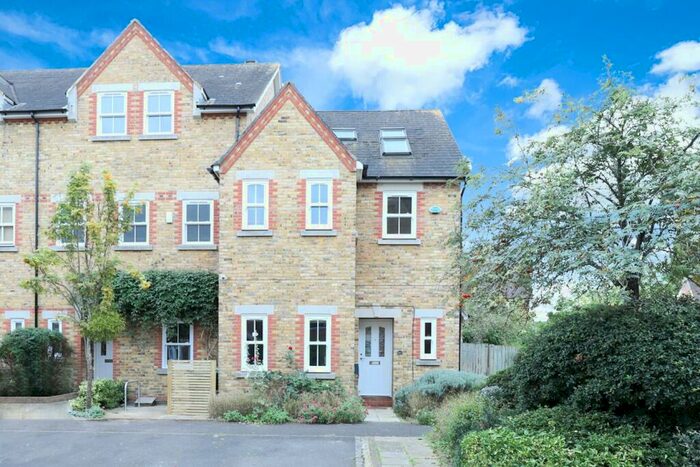 4 Bedroom Semi-Detached House To Rent In Plater Drive, Oxford, OX2