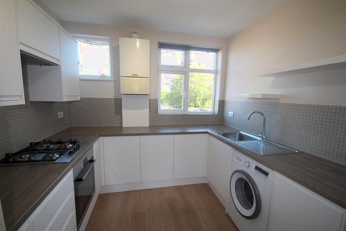 3 Bedroom Flat To Rent In Long Lane, Hillingdon, Middlesex, UB10