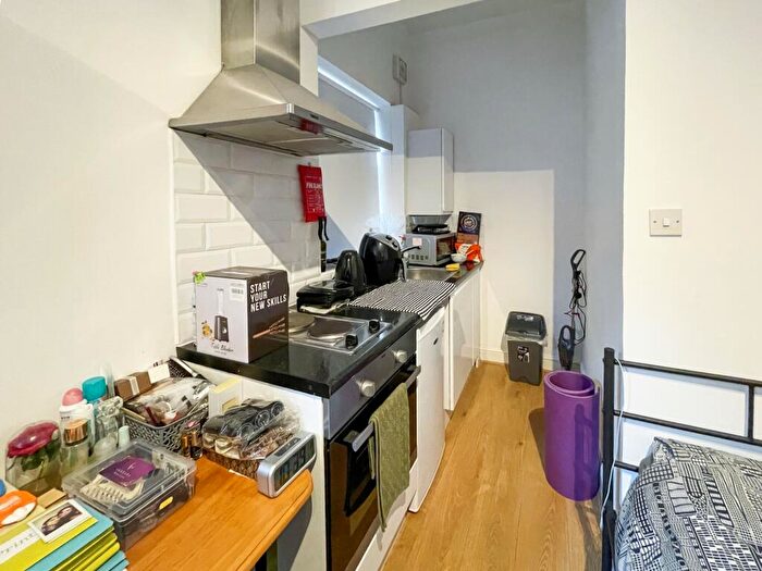 Flat To Rent In Manstone Road, Kilburn, NW2