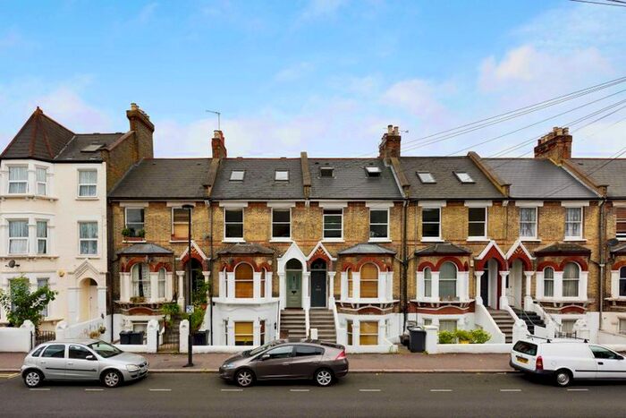 2 Bedroom Flat To Rent In Elm Park, London, SW2