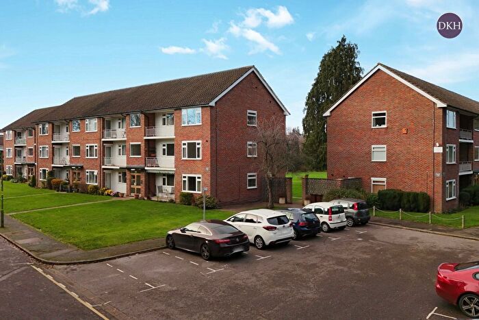 2 Bedroom Flat For Sale In Stratford Road, Nascot Wood, Watford, Hertfordshire, WD17