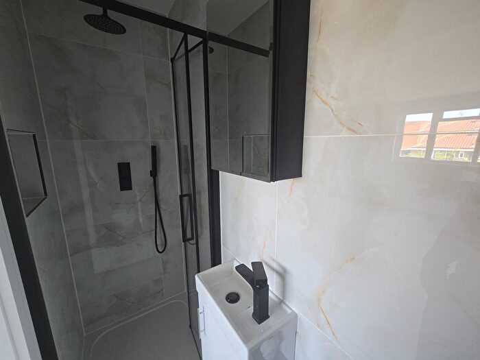 3 Bedroom Flat To Rent In London Road, Mitcham, CR4