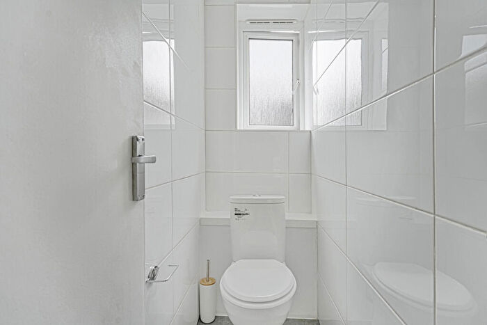 3 Bedroom Flat To Rent In Queensbridge Court, Queensbridge Road, E2