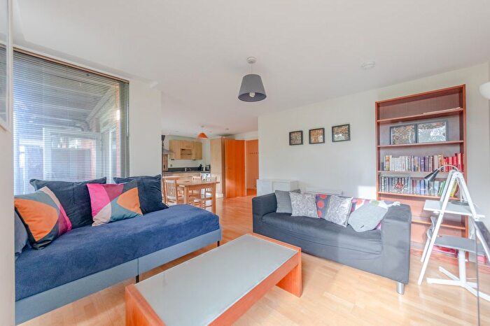 2 Bedroom Flat To Rent In Hunt Close, London . All Bills Included. (Lndn-H), W11