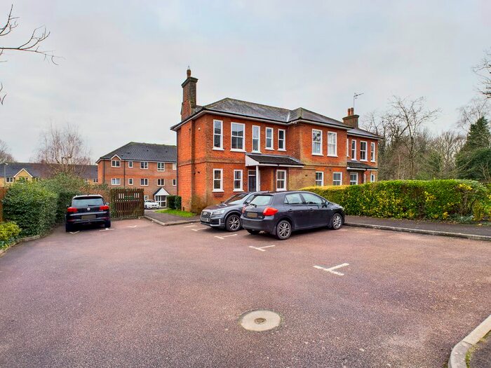 2 Bedroom Maisonette To Rent In Westview Close, Redhill, RH1