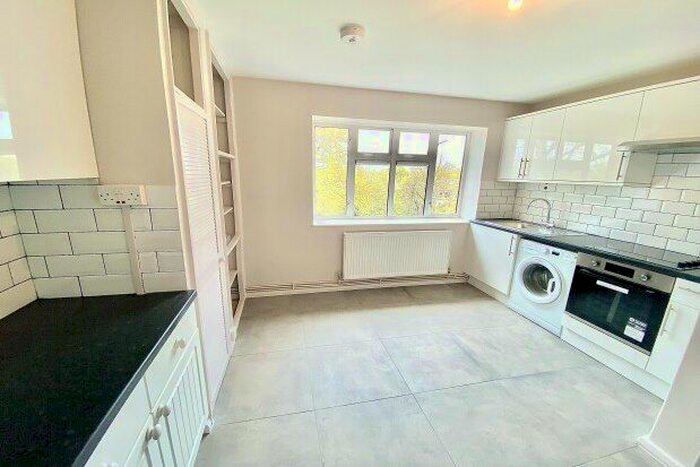 3 Bedroom Flat To Rent In New Wanstead, London, E11