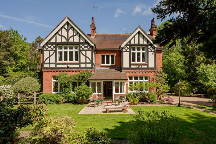 6 Bedroom Semi-Detached House For Sale In Byfleet Road, Cobham, KT11