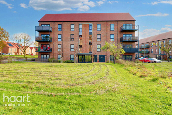 2 Bedroom Apartment For Sale In Gladiator Way, Essex, RM12