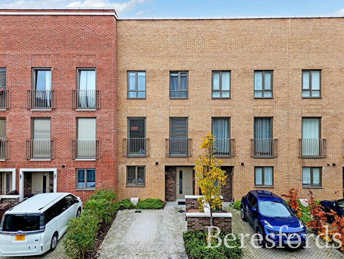 3 Bedroom Terraced House For Sale In Hart Way, Rainham, RM13