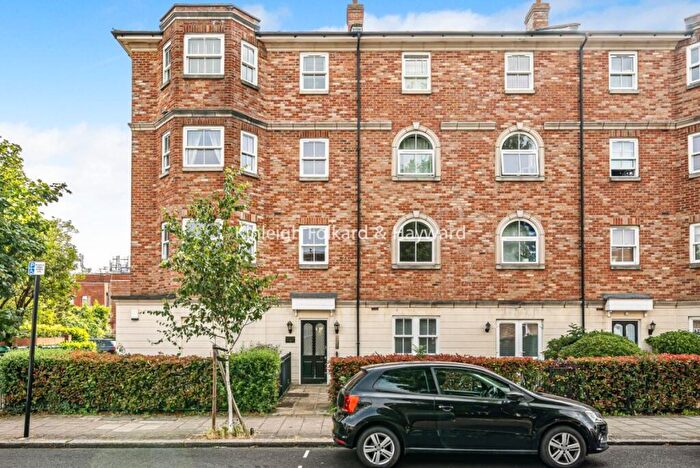 2 Bedroom Flat For Sale In Martell Road, London, SE21