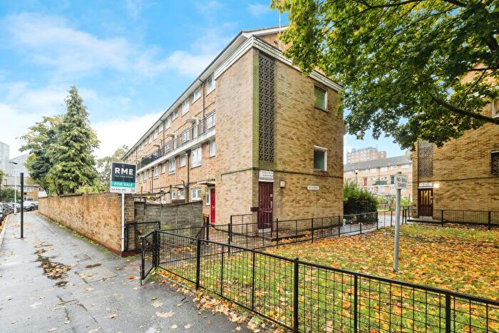 3 Bedroom Maisonette For Sale In Grantham Road, Manor Park, London, E12